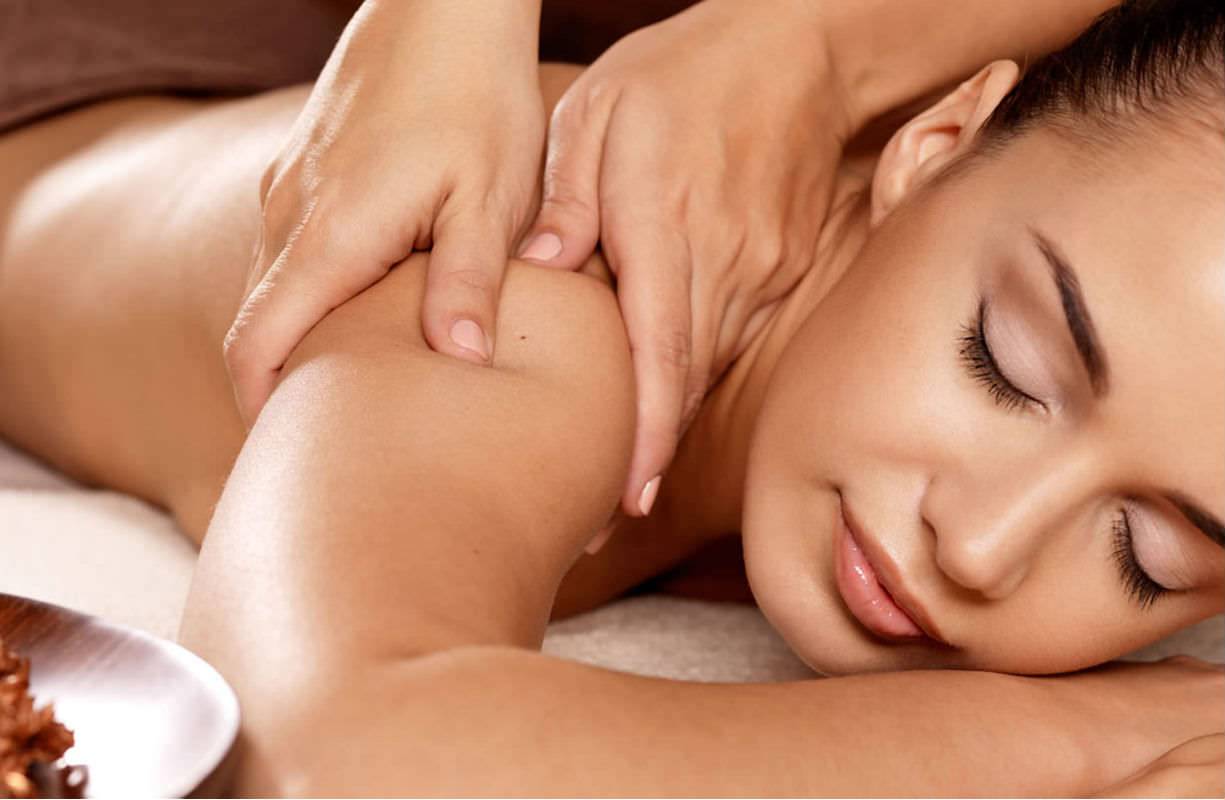 Massaggio corpo tra...Ayurvedico-stone massage-candle-massage-rilassante-anticellulite-drenante-personalizzato
